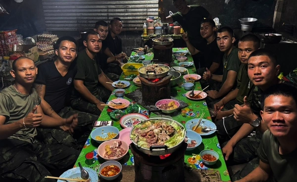 ผบ.ร.3 จัดเลี้ยงหมูกระทะ เสริมขวัญกำลังใจทหารชายแดนอีสานใต้