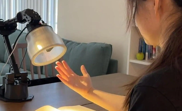 ลือ ! “Apple” เตรียมเปิดตัว “หุ่นยนต์โคมไฟ” และ Siri ใหม่ ลุยตลาดปัญญาประดิษฐ์