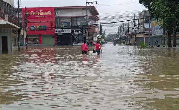 “ปัตตานี” น้ำท่วมทรงตัว  ชาวบ้านลุยน้ำซื้ออาหาร   