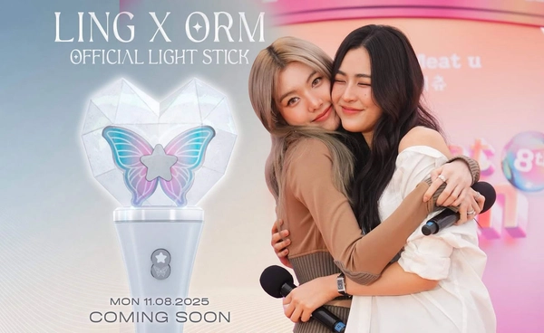 หลิงหลิง-ออม ตื่นเต้นเปิดตัว"บง" แท่งไฟคู่อันแรกที่ช่วยกันออกแบบ