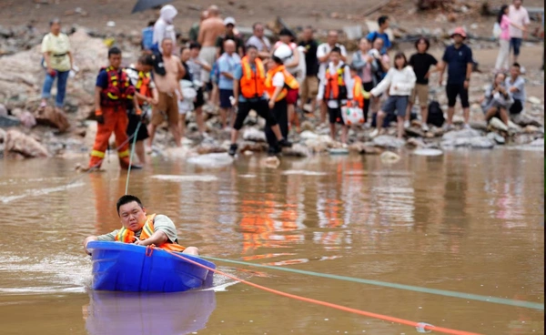 “ปักกิ่ง” จมบาดาล  ฝนตกหนักทุบสถิติ  สั่งอพยพนับแสนราย