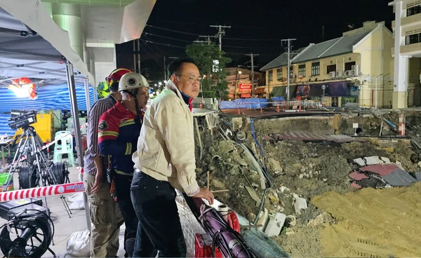 นายกฯ เข้าตรวจจุดถนนยุบสามเสนกลางดึก หลังเสร็จภารกิจ “หัวใจติดปีก” ที่อุดรธานี กำชับเร่งแก้ปัญหาเพื่อความปลอดภัยประชาชน