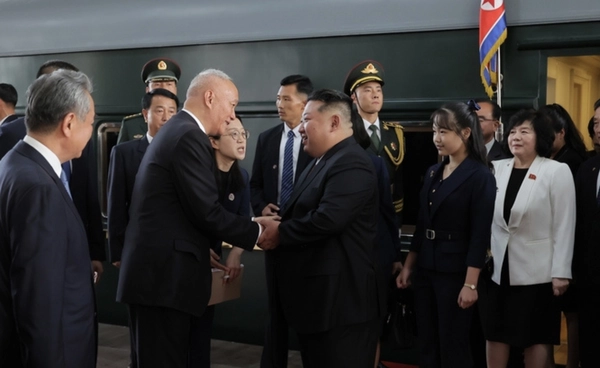 คิม จองอึน ถึงกรุงปักกิ่งพร้อมลูกสาว เตรียมร่วมชมขบวนพาเหรดกองทัพจีน