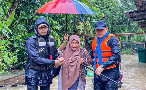 สื่อต่างชาติเกาะติดวิกฤติน้ำท่วมใต้ กองทัพเร่งช่วยเหลือประชาชน