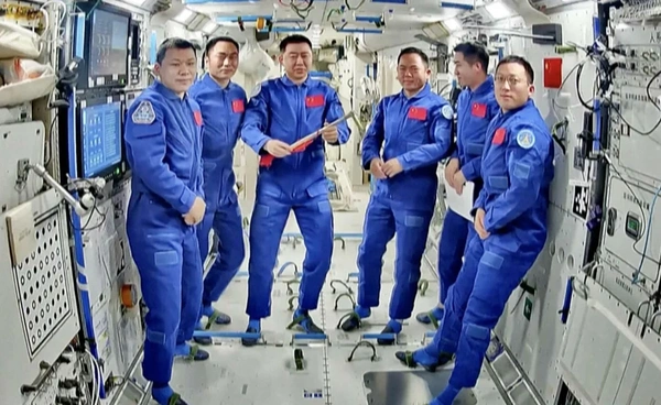 ขยะอวกาศพุ่งชนยานเสินโจว-20 ส่งผลให้นักบินอวกาศจีน 3 นาย ต้องเลื่อนการกลับสู่โลกออกไปอย่างไม่มีกำหนด