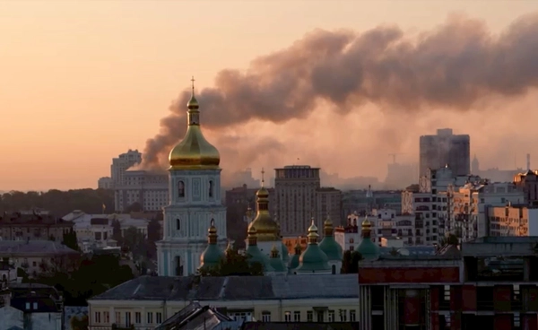 รัสเซียโจมตีกลางกรุงเคียฟ ทำเนียบรัฐบาลเสียหายครั้งแรก