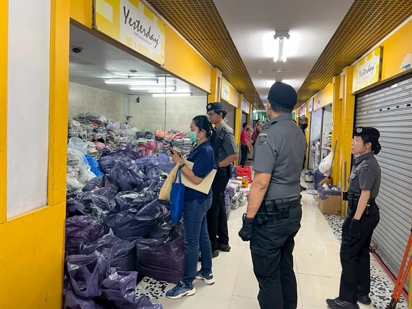 ดีเอสไอ ตรวจยึดสินค้าเถื่อน 20,000 ชิ้น ย่านราชเทวี
