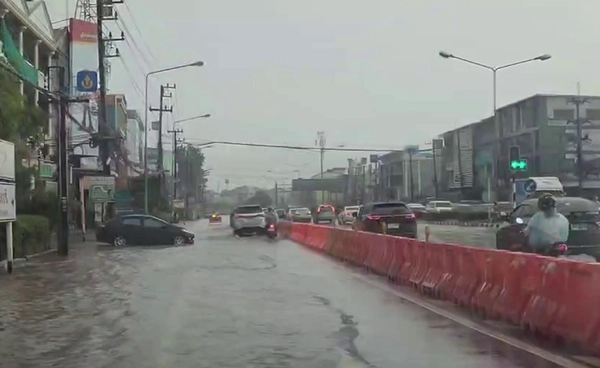 “ตราด” ฝนตกหนัก  น้ำท่วมขังถนนสุขุมวิท