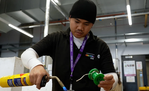 เยาวชนอังกฤษหันเรียน “สายอาชีพ” ฝึกงานช่างฝีมือ หลังกังวล “AI แย่งงาน” ออฟฟิศ 