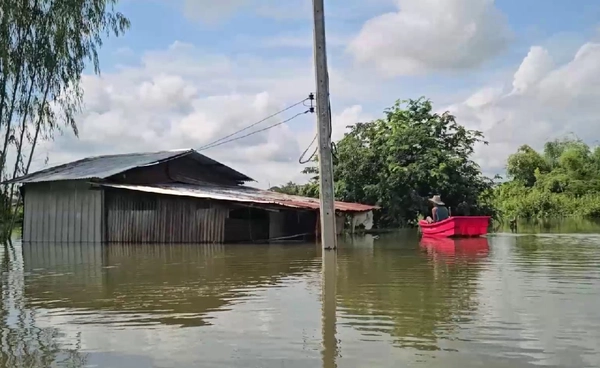 ชาวบ้าน “อ.บางระกำ” ทุกข์ใจ น้ำท่วมใกล้มิดหลังคา