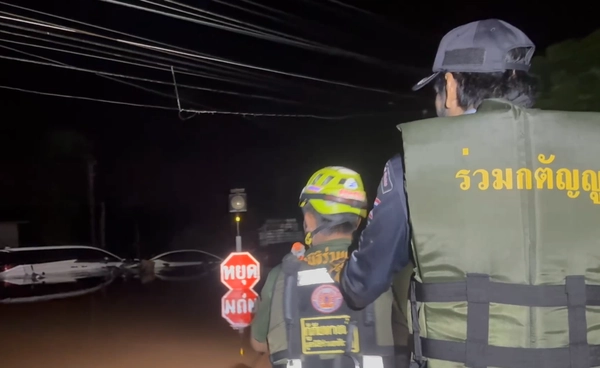 ร่วมกตัญญูฝ่ากระแสน้ำอพยพชาวอุตรดิตถ์ หลังน้ำท่วมกลางดึก