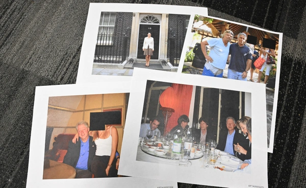 กระทรวงยุติธรรมสหรัฐฯ เผยแพร่เอกสารในคดีเอปสตีน พบภาพ "บิล คลินตัน" แช่น้ำกับเหยื่อ