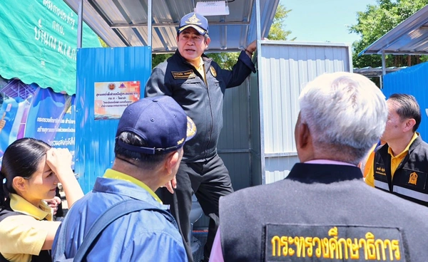 "ธรรมนัส" นำทีมลงพื้นที่สุโขทัย มอบถุงยังชีพ–สุขาลอยน้ำแก่ประชาชน