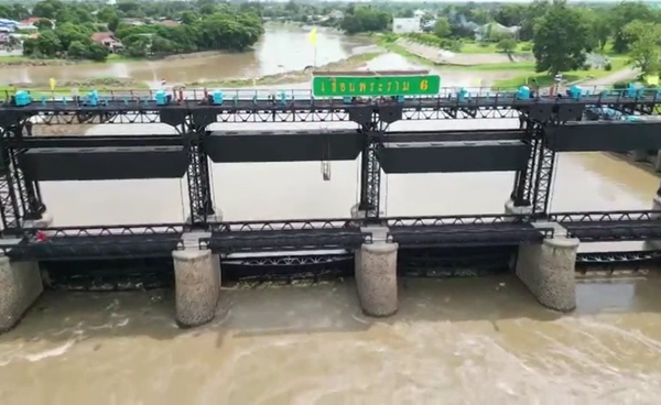 ชุมชนวัดสะตือ อยุธยาฯ เร่งขนของหนีน้ำ เขื่อนพระรามหกเพิ่มการระบาย