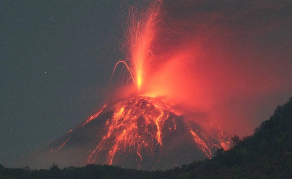 ภูเขาไฟ “เลโวโตบี” ปะทุ อินโดฯยกระดับเตือนภัยสูงสุด หวั่นลาวาทะลักซ้ำ 