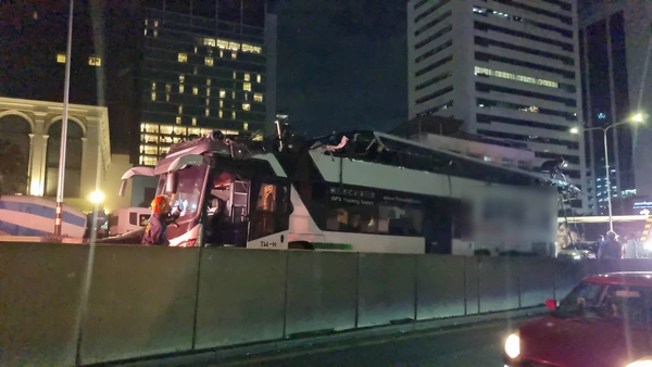 รถบัส 2 ชั้นชนคานแยกพญาไท หลังคาขาดครึ่ง ไร้ผู้บาดเจ็บ