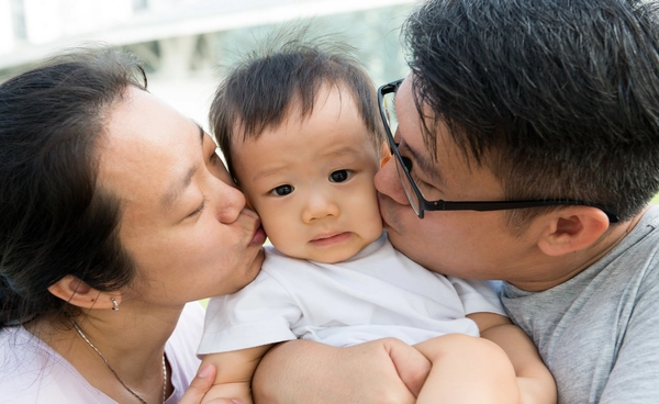 "ความรัก" สู่ "ความเสี่ยง"  จูบเด็กทารก อาจนำเชื้อโรคร้ายแรงสู่ชีวิตที่บอบบาง