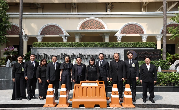 นวัตกรรมรักษ์โลก แบริเออร์และกรวยจราจรจากกล่อง UHT ที่ใช้แล้ว ดอยคำ ผนึก แอดวานซ์ แมท มอบให้ สปน. หนุนโครงการ "แกะ ล้าง เก็บ"