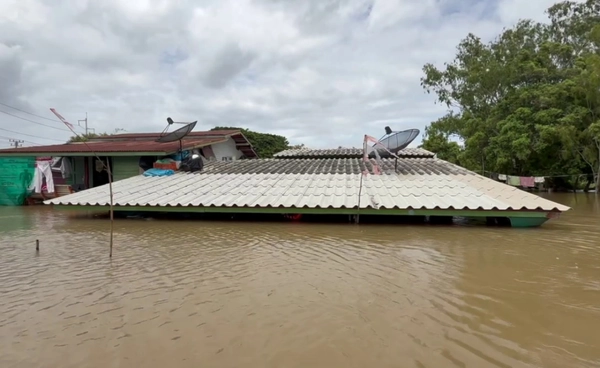 เกือบมิดหลังคา วิกฤตน้ำท่วม “อ.เสนา”  ระดับน้ำสูง 3 เมตร 