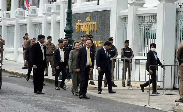 “ทักษิณ” เดินทางถึงศาลฎีกาฯ เตรียมฟังคำสั่งคดีรักษาตัวชั้น 14 โรงพยาบาลตำรวจ