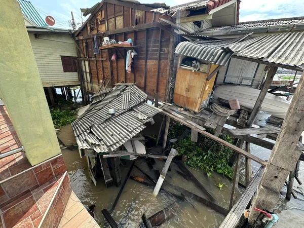 ชาวนนฯ วอนลดความเร็วเรือ หลังคลื่นซัดบ้านพังถล่ม เจ็บ 1  