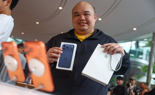 สาวกไอโฟนรวมตัวคึกคัก เปิดขาย iPhone 17 วันแรก