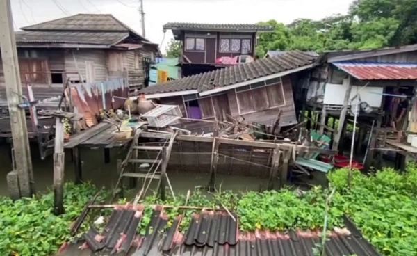 "นนทบุรี" ฝนตกหนัก ลมแรงพัดบ้านพังเสียหายทั้งหลัง
