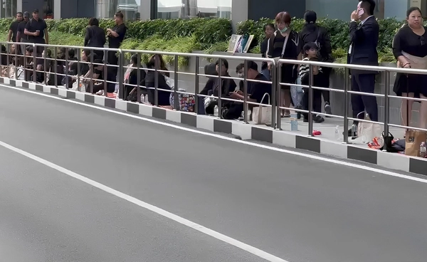 พสกนิกร จับจองพื้นที่ตลอดเส้นทางเคลื่อนพระบรมศพ สมเด็จพระพันปีหลวง