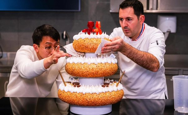 “เค้กแต่งงาน” สุดไฮเทค ติดหุ่นยนต์เต้นระบำ ทำแบตเตอรี่จากช็อกโกแลต กินได้ทั้งตัว