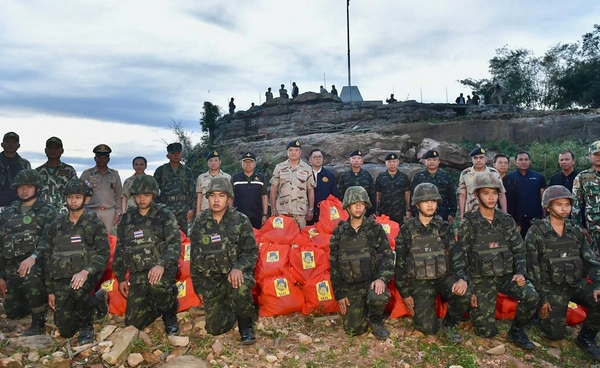 นายกฯ ขึ้นภูมะเขือร่วมร้องเพลงชาติ-ให้กำลังใจกำลังพลแนวหน้า