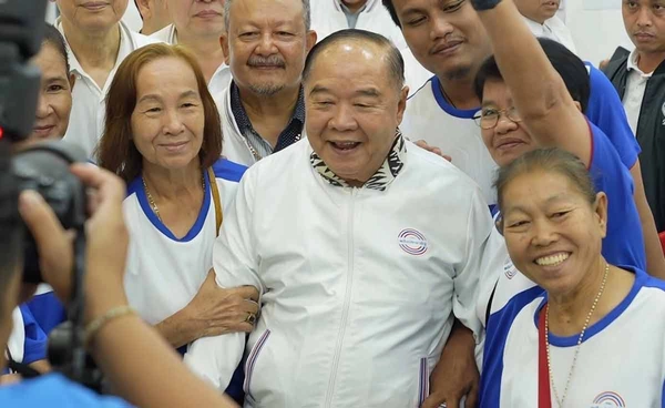 “โฆษก พปชร.” ยัน “พล.อ.ประวิตร” แข็งแรงดี ไม่ได้ตกบันไดวัดโพธิ์ฯ