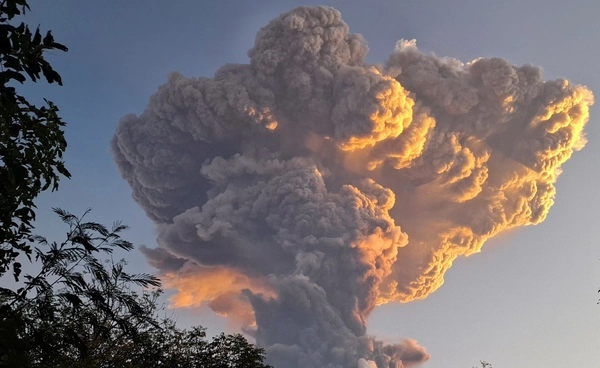 จับตา “ภูเขาไฟซากุระจิมะ” ปะทุ 3 ครั้งซ้อน พ่นเถ้าถ่านสูง 4 กม. ยกเลิกเที่ยวบินแล้วกว่า 30 เที่ยว!