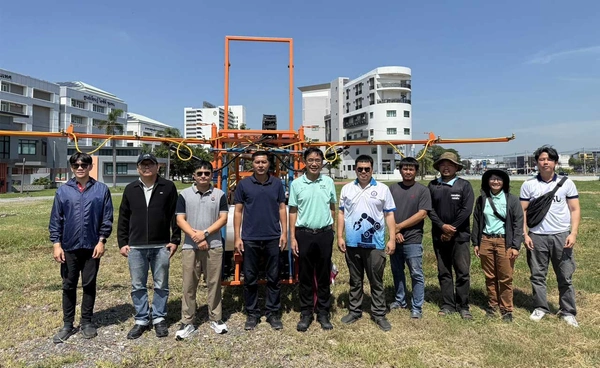 มข. เปิดตัวนวัตกรรม “เครื่องพ่นอัตโนมัติพ่วงท้ายแทรกเตอร์” ต่อยอดเกษตรอัจฉริยะ