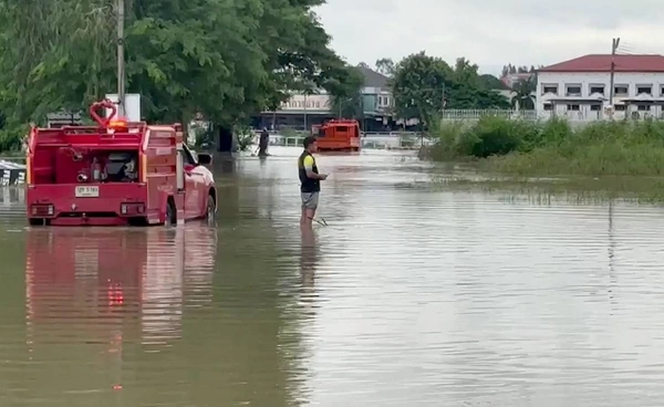 ฝนถล่ม “สกลนคร 2 วันติดต่อกัน น้ำยังท่วมสูงหลายจุด