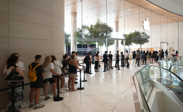 Apple Store ICONSIAM สร้างประวัติศาสตร์ ลูกค้าแห่รับ iPhone 17 ล้นหลาม พร้อมสิทธิพิเศษสุดคุ้ม