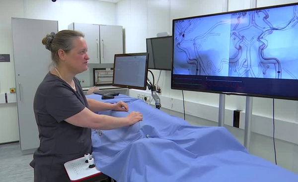 แพทย์สกอตแลนด์คุม “หุ่นยนต์” ผ่าตัดสมองทางไกลข้ามประเทศ ลุ้นใช้รักษา “สโตรก”