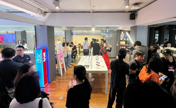 ภาพบรรยากาศวันแรกของการส่งมอบ iPhone จากบริเวณ ทรูแบรนดิ้งช็อป สยามสแควร์ ซอย 2