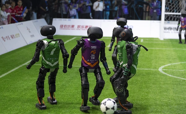 ปักกิ่งเปิดฉากแข่ง “ฟุตบอลหุ่นยนต์ AI” อัตโนมัติเต็มรูปแบบครั้งแรกในจีน