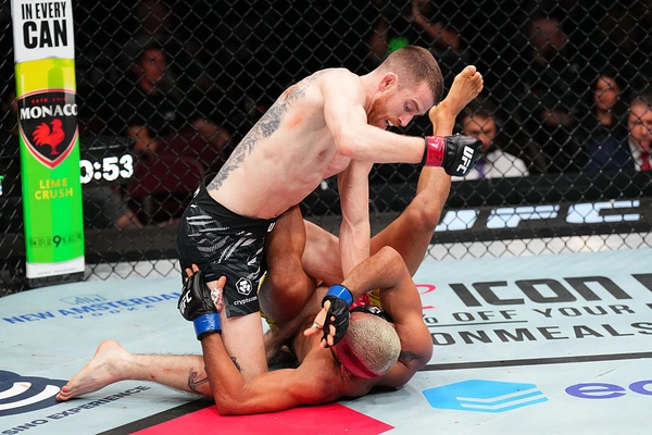 ฟิเกเรโด ดวงแตกเข่าบิด! ก่อนพ่าย TKO แซนด์ฮาเกน ในศึก UFC FIGHT NIGHT