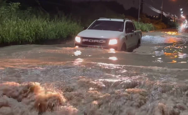 ฝนถล่ม “พัทยา” กลางดึก ชั่วโมงเดียวน้ำท่วมหลายจุด รถยนต์เล็กแทบสัญจรผ่านไม่ได้