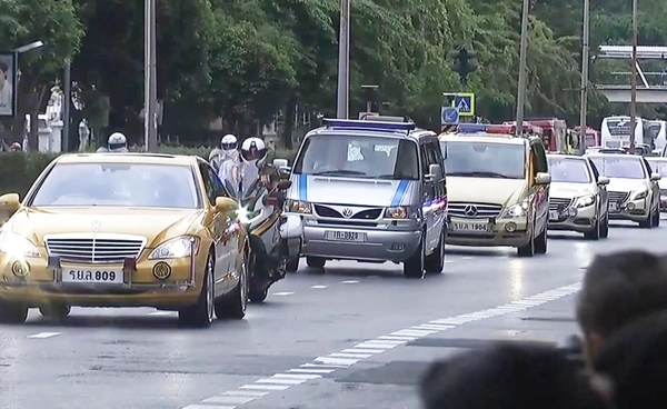 ในหลวง-พระราชินี เสด็จฯ เชิญพระบรมศพ สมเด็จพระพันปีหลวง กลับสู่พระบรมมหาราชวัง