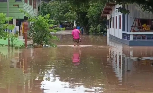 “สุโขทัย” น้ำท่วมเริ่มคลี่คลาย ยังต้องเฝ้าระวังแม่น้ำยมล้นตลิ่ง