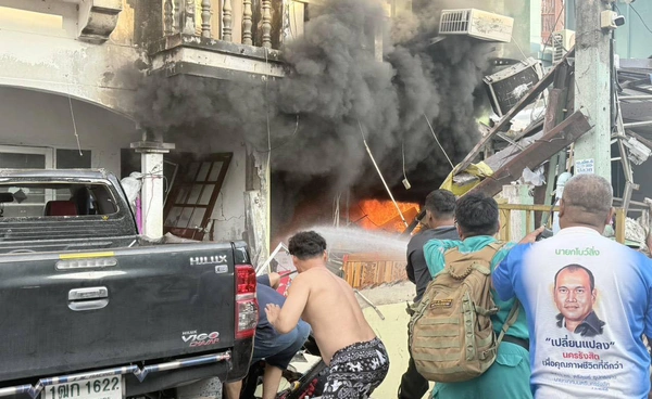 แก๊สระเบิดกลางหมู่บ้านปทุมธานี เจ็บ 6 ดับ 1 คาดรั่วจากถังในครัว