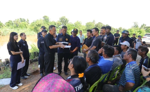 "สมศักดิ์" ลุยซับน้ำตาชาวสุโขทัย ขึ้นโฟวิลแจกอาหาร-เครื่องดื่ม