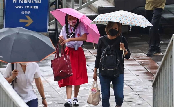 กรุงเทพฯ ฝนกระหน่ำเช้าวันเปิดเทอม จราจรอัมพาต พระโขนงฝนหนักสุด