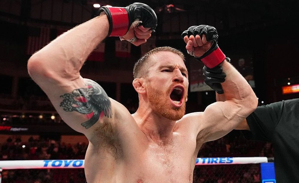 แซนด์ฮาเกน ไม่หวั่น  ดวาลิชวิลี  หอบแชมป์กลับบ้าน ในศึก UFC