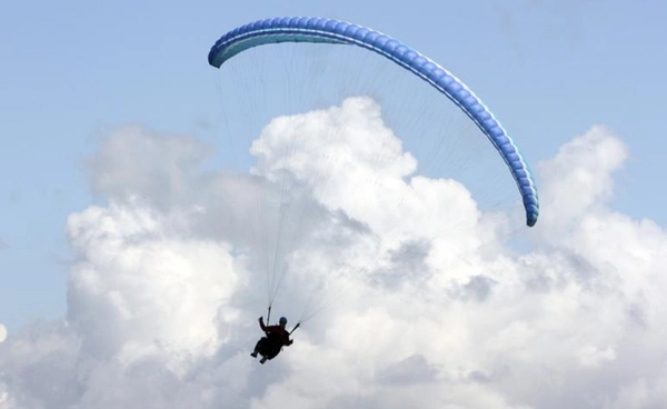 กองทัพเมียนมาทิ้งระเบิดจาก "ร่มร่อน" ใส่ฝูงชนรวมตัวประท้วงเสียชีวิต 24 คน  