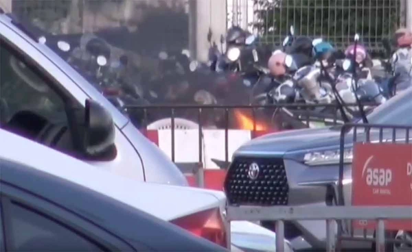 EOD ทำลายวัตถุต้องสงสัย “คล้ายระเบิด” ซุกจยย.จอดสนามบินภูเก็ต ตูมสนั่นไร้เจ็บ 