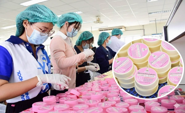 น้ำใจอีสานสู่แดนใต้ คณะเภสัชฯ ม.มหาสารคาม ระดมพลผลิตขี้ผึ้งรักษา"โรคน้ำกัดเท้า" 5,000 ตลับ ช่วยน้ำท่วมใต้