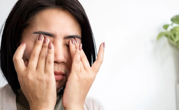 ปวดตารุนแรง แพ้แสง อาจมีภาวะม่านตาอักเสบ ตาดับแบบเฉียบพลัน